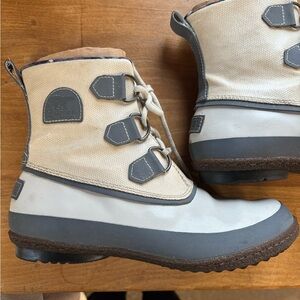 Sorel Cream & Gray Joplin Waterproof Rain Boots, Plaid interior, size 7.5, EUC